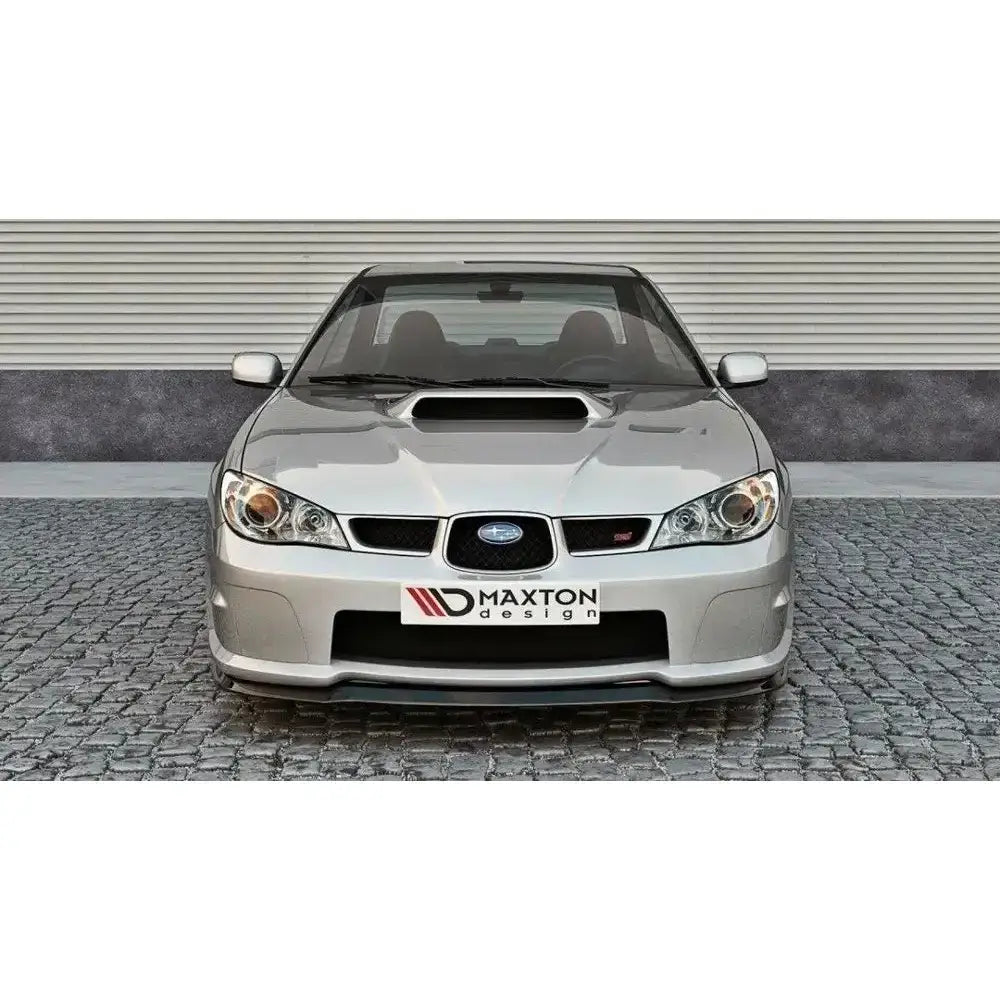 Frontsplitter på Subaru Impreza Wrx Sti Hawkeye sett forfra med scoop og svarte grilldetaljer.