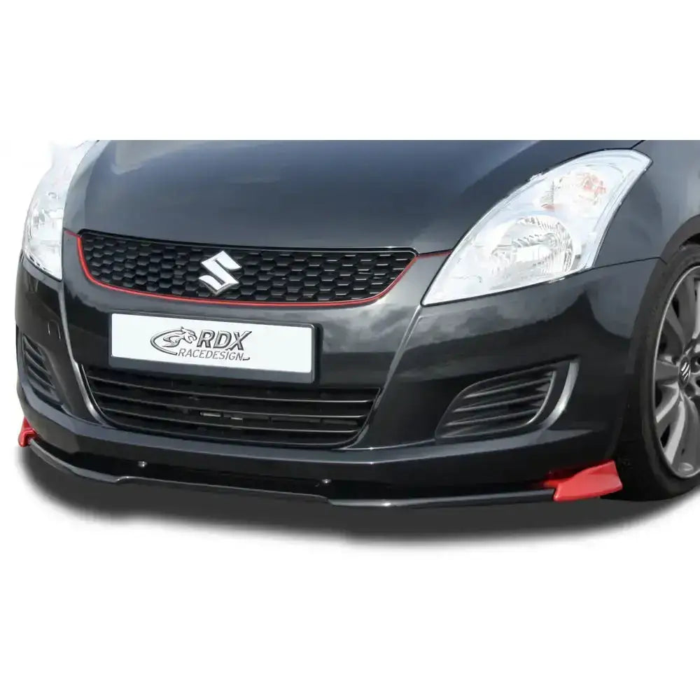 Frontleppe Suzuki Swift FZ/NZ 10-13, sort plast med rød linje montert foran på bilen.