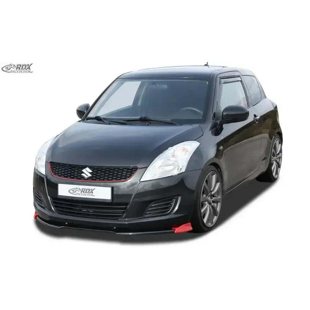 Frontspoiler til Suzuki Swift FZ/NZ 10-13 montert på svart bil med røde detaljer og stålfelger.