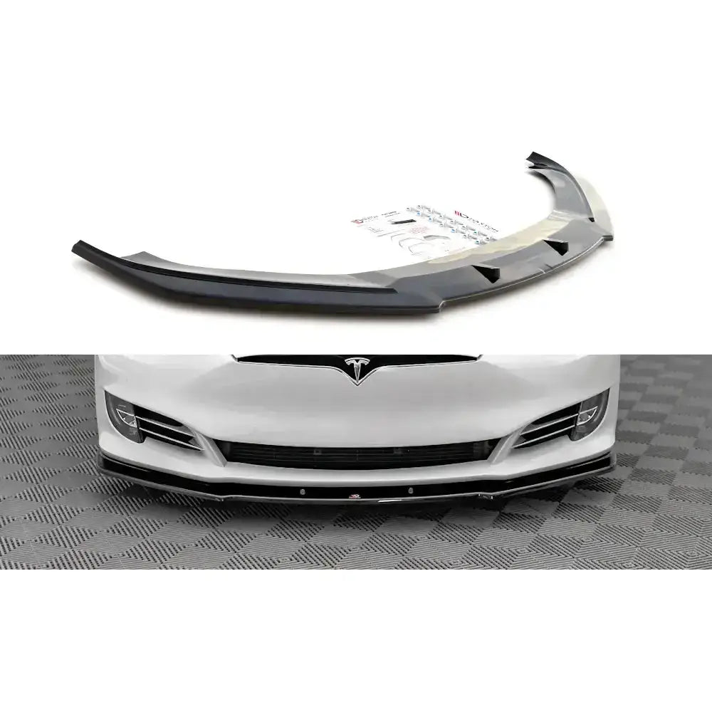 Frontleppe til Tesla Model S Facelift 16- i sort plast, vist som produkt og montert på hvit bil.