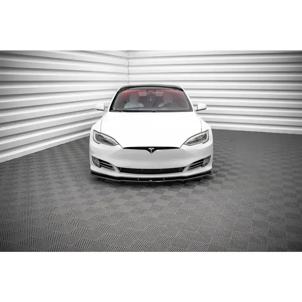 Frontspoiler til Tesla Model S Facelift 16-, svart utførelse vist på hvit bakgrunn.