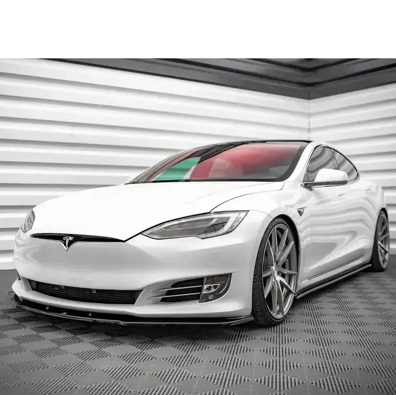 Front splitter på Tesla Model S Facelift med store felger og synlig rødt interiør gjennom frontruten.