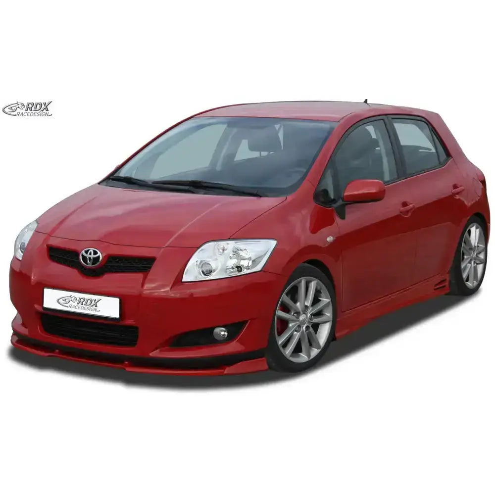 Frontsplitter på Toyota Auris E150 med rød lakk, sporty felger og lav frontspoiler mot hvit bakgrunn.