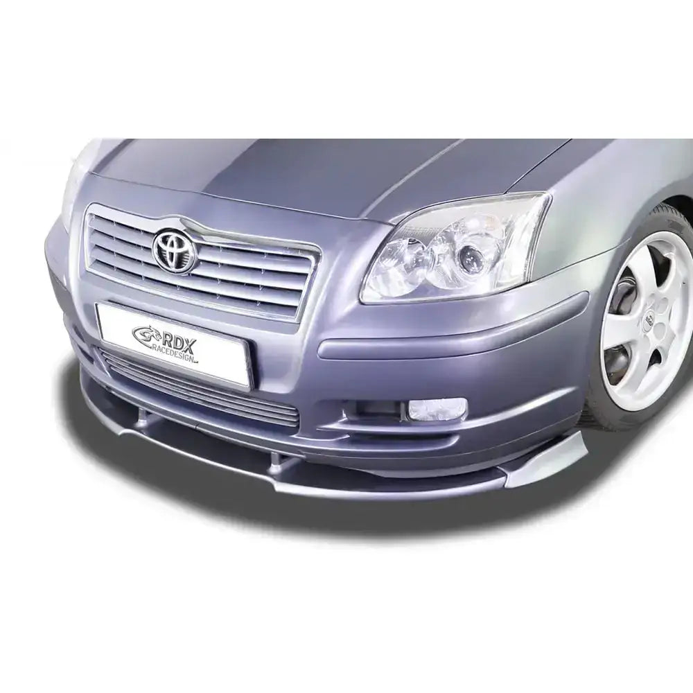 Frontleppe til Toyota Avensis 03-06 i sølv, montert under støtfanger foran med markerte frontlykter.