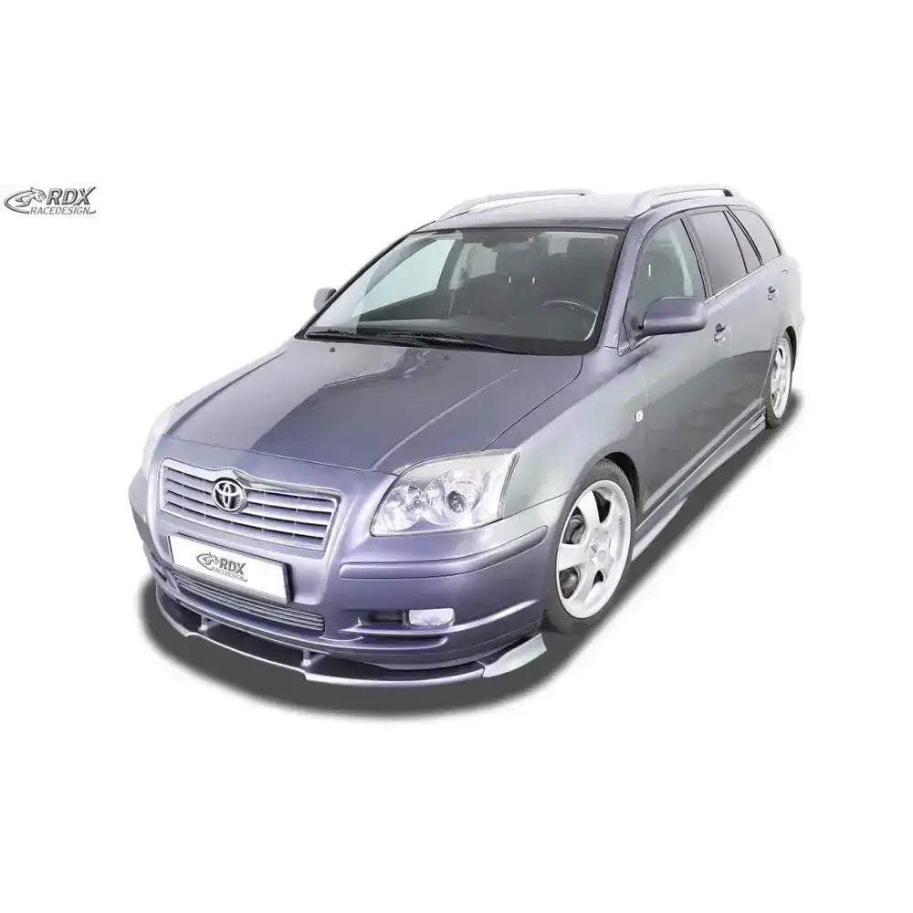 Frontspoiler på Toyota Avensis 03-06 stasjonsvogn med sideskjørt og aluminiumsfelger, hvit bakgrunn.