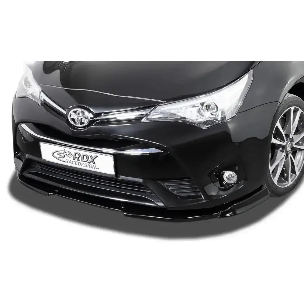 Frontleppe til Toyota Avensis T27 i sort glanset finish, montert på bilens nedre frontfanger.