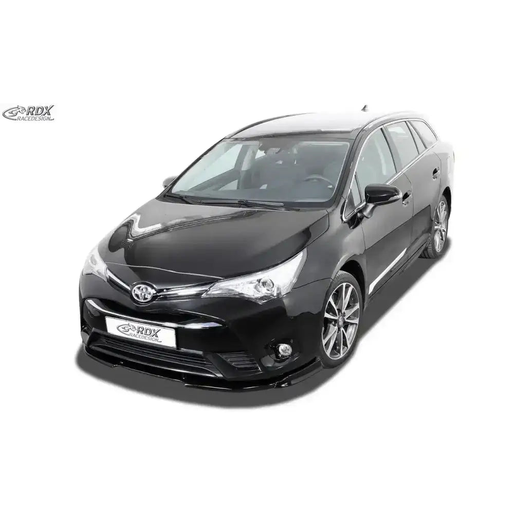 Frontspoiler Toyota Avensis T27 vist skrått forfra med store felger og blanke detaljer mot hvit bakgrunn.