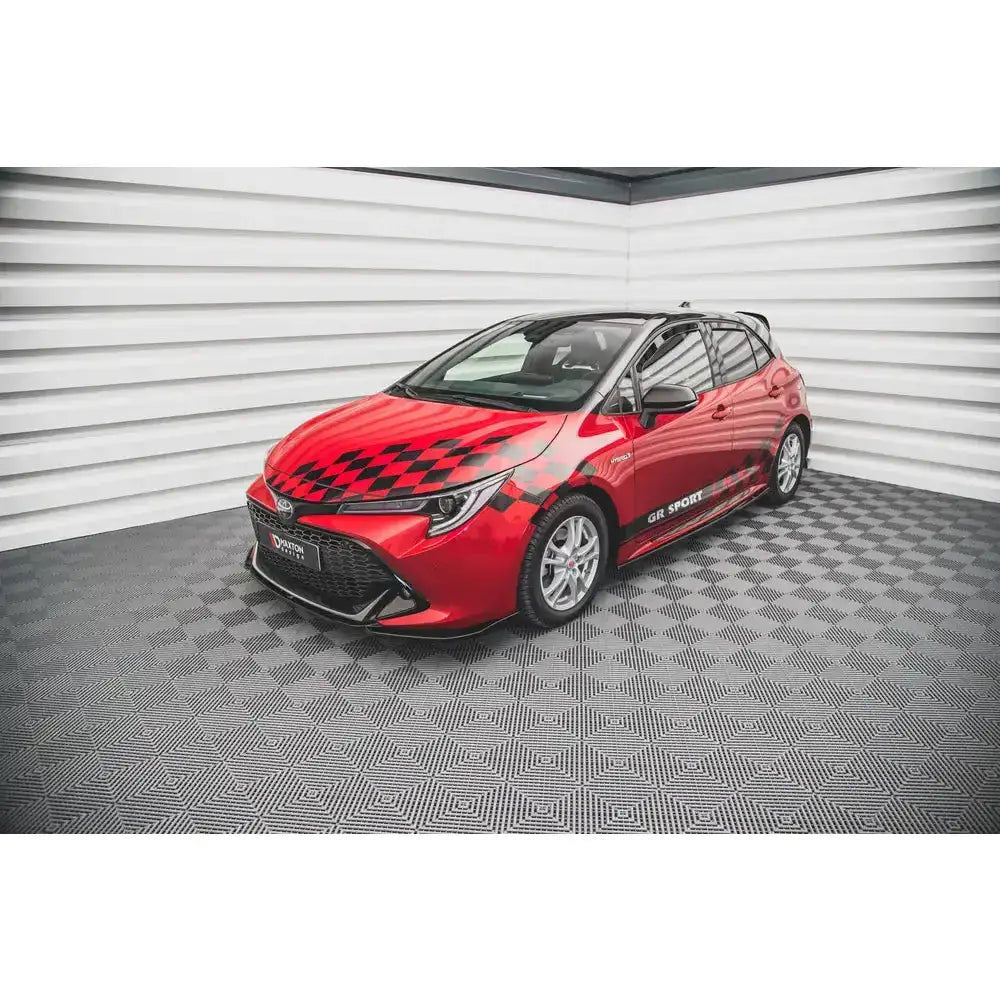Frontsplitter på Toyota Corolla GR Sport Hatchback med svart sjakkmønster og GR SPORT-dekor.