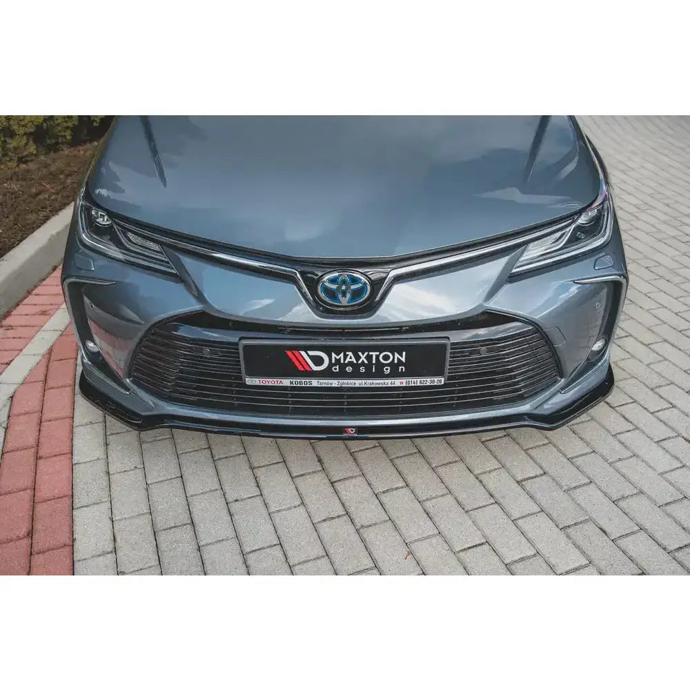 Front splitter til Toyota Corolla XII Sedan montert under støtfanger med synlig grill og emblem.