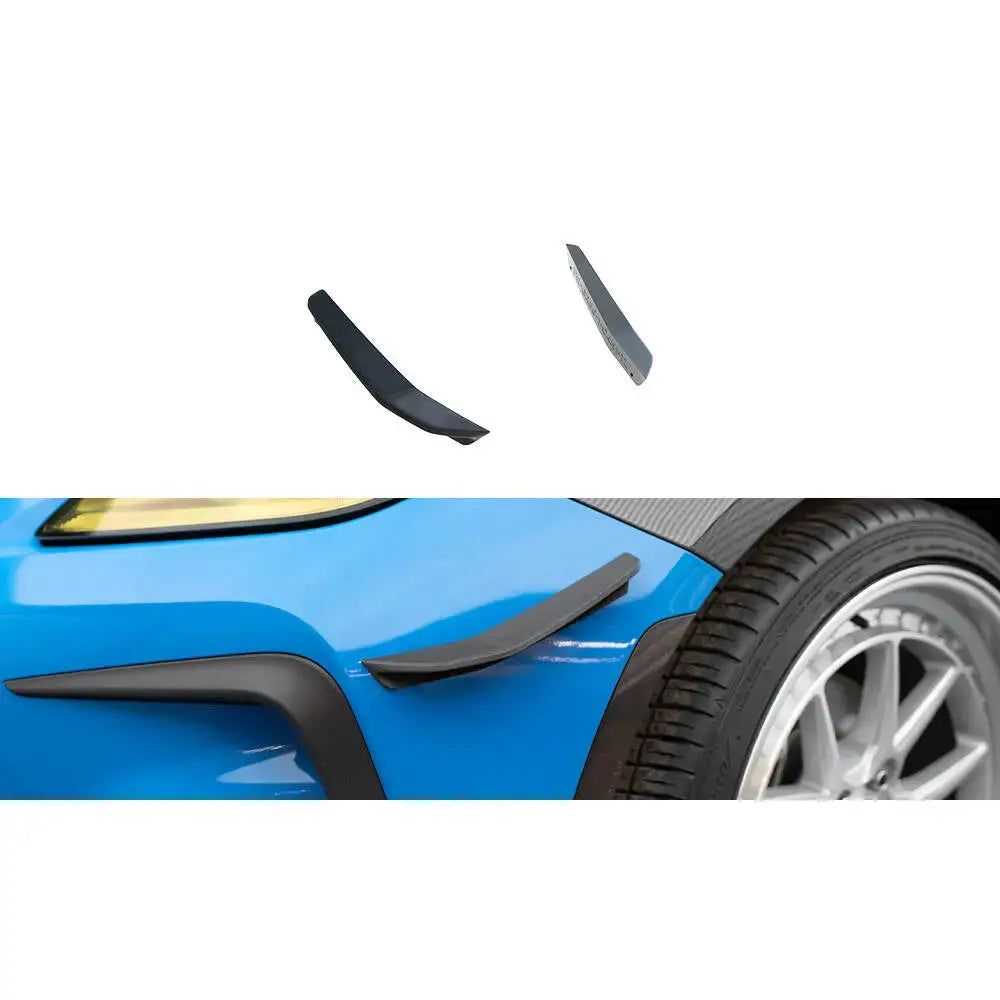 Front splitter til Toyota GR86 Mk1 montert på skjerm, fokus på hjulbue og svart felg.