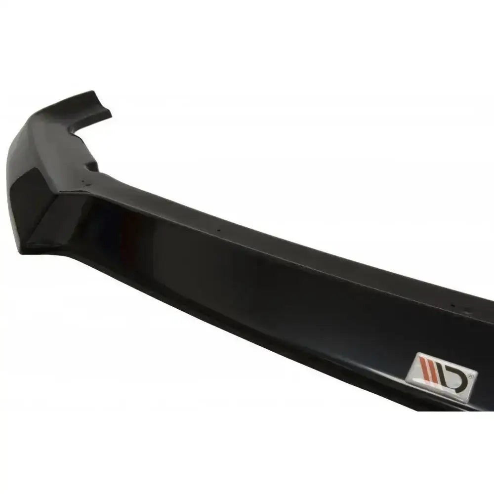 Front splitter Toyota GT86 i sort plast med glanset overflate og synlig logo, sett fra skrå vinkel.
