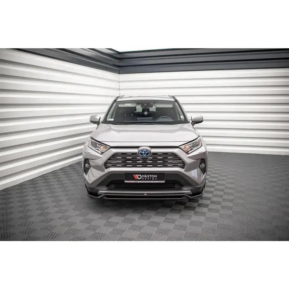 Frontspoiler på Toyota RAV4 Mk5 sett forfra med Maxton Design-logo på sølvfarget støtfanger.
