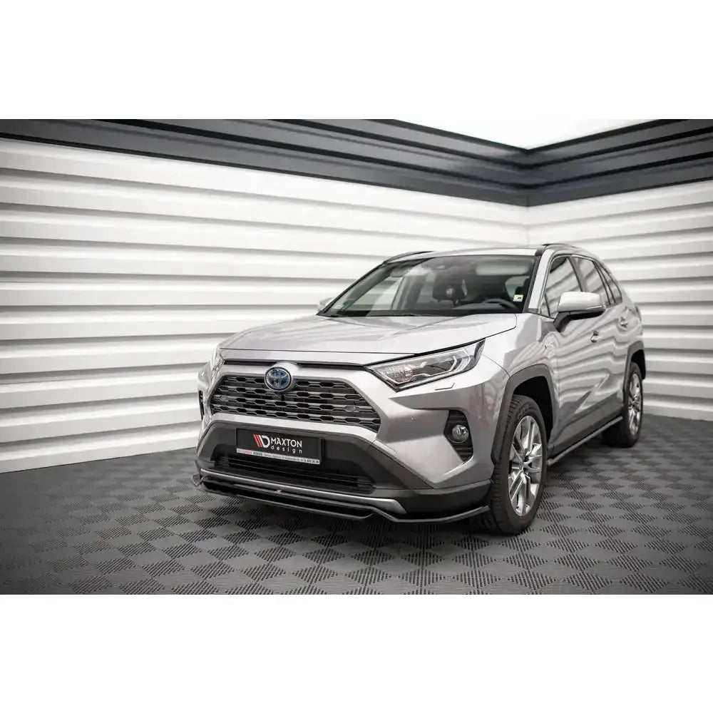Frontsplitter på Toyota RAV4 Mk5 19- sett fra venstre forhjørne med sølvfarget karosseri.