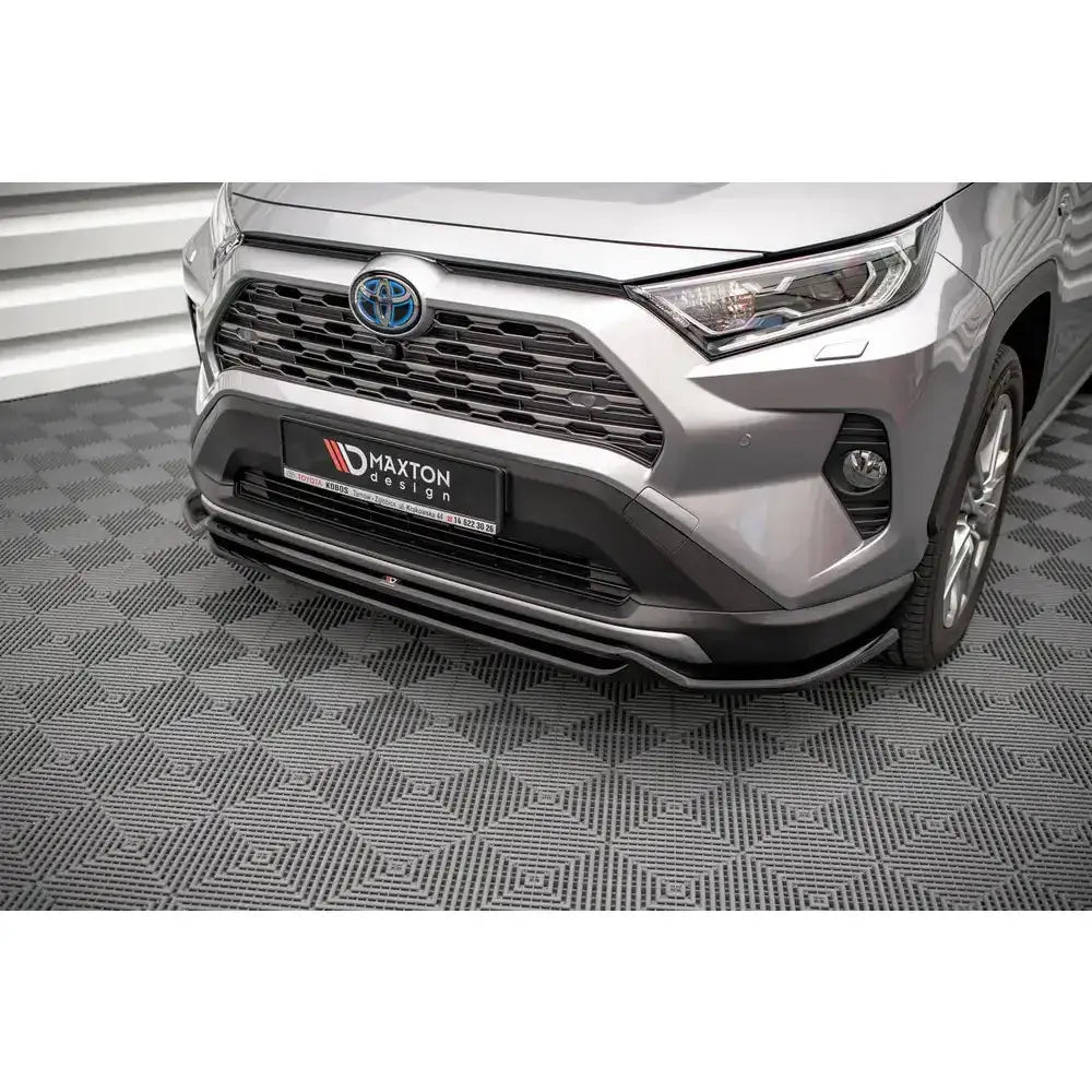 Front lip til Toyota RAV4 Mk5 19- montert under støtfanger på sølvfarget bil, sett fra lav vinkel.