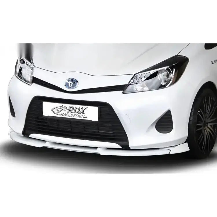 Frontleppe Toyota Yaris 10-16 Vario X hvit støtfanger med sorte detaljer sett rett forfra.