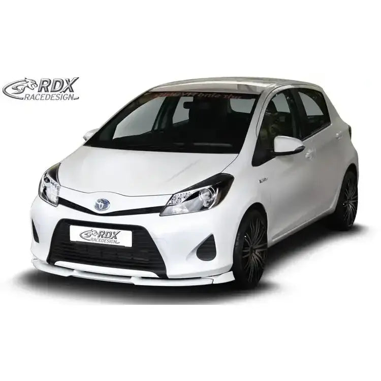 Frontspoiler på hvit Toyota Yaris 10-16 Hybrid med sorte felger og RDX Racedesign-detaljer.