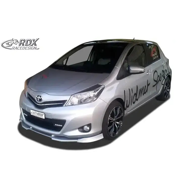 Frontspoiler Toyota Yaris 10-16 P13 Vario X på sølvfarget bil med svarte felger og sportslig frontfanger.