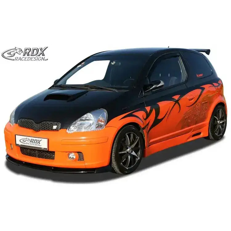 Frontspoiler på Toyota Yaris TS 03-05 med sportslig styling, store felger og sorte tribal-dekaler.