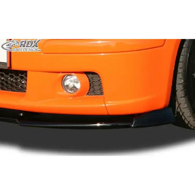 Frontsplitter på oransje Toyota Yaris TS 03-05 sett fra siden med sirkulært tåkelys.