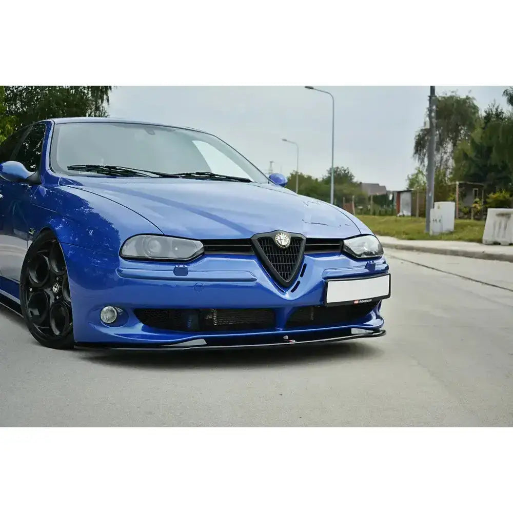 Front lip på Alfa Romeo 156 Gta, blå bil med svarte felger og synlig frontsplitter foran.