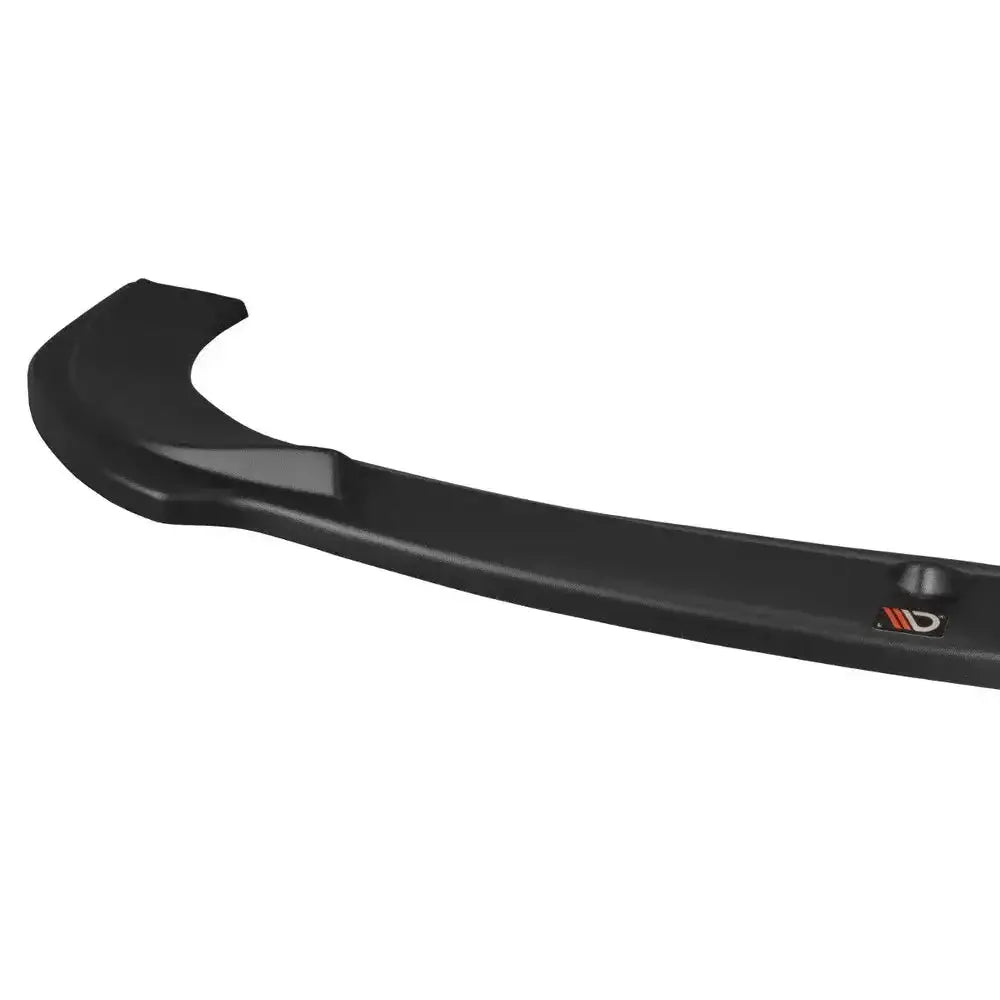 Front splitter til Alfa Romeo 156 Gta, sort plastspoiler med liten logo med røde detaljer, skrå nærbilde.