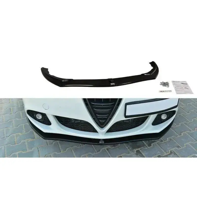 Frontleppe V.1 Alfa Romeo Giulietta i svart plast med monteringsutstyr og instruksjoner ved siden av.