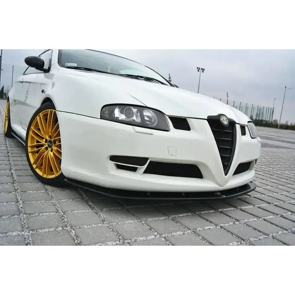 Frontsplitter på Alfa Romeo GT V.1 med sort spoiler, gullfelger og lav bakkeklaring.