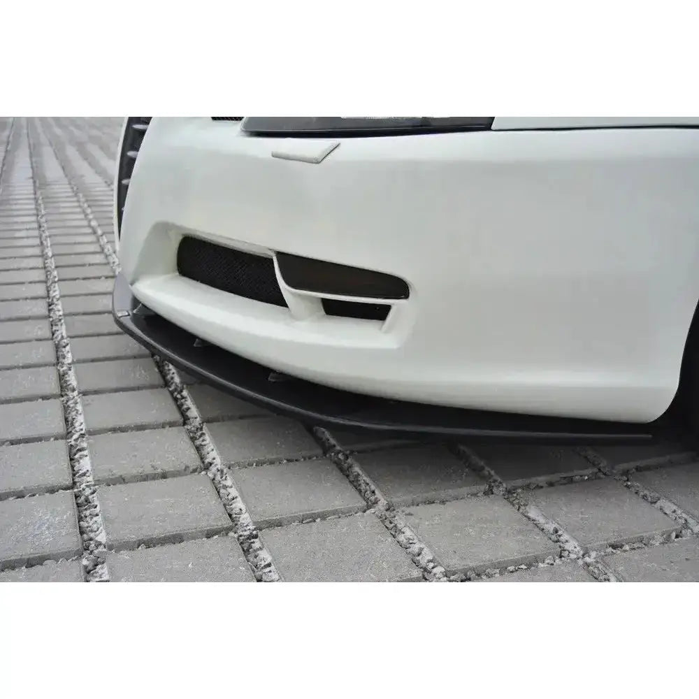 Front lip på Alfa Romeo GT, nærbilde av svart frontsplitter montert under hvit støtfanger.