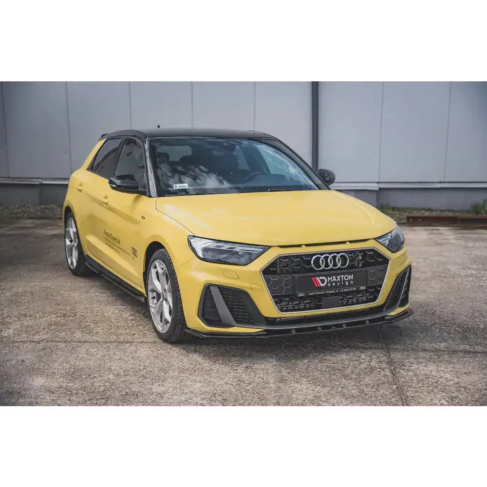 Frontspoiler på gul Audi A1 S-Line GB med svart tak, sportslig frontfanger og sølvfargede felger.