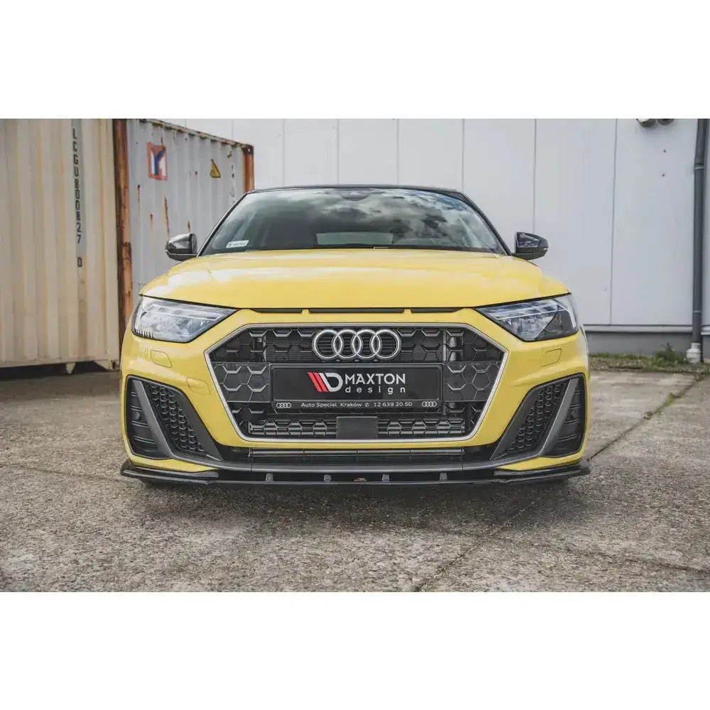 Frontsplitter på Audi A1 S-Line GB, gul bil med sort grill og Maxton Design-logo sett rett forfra.