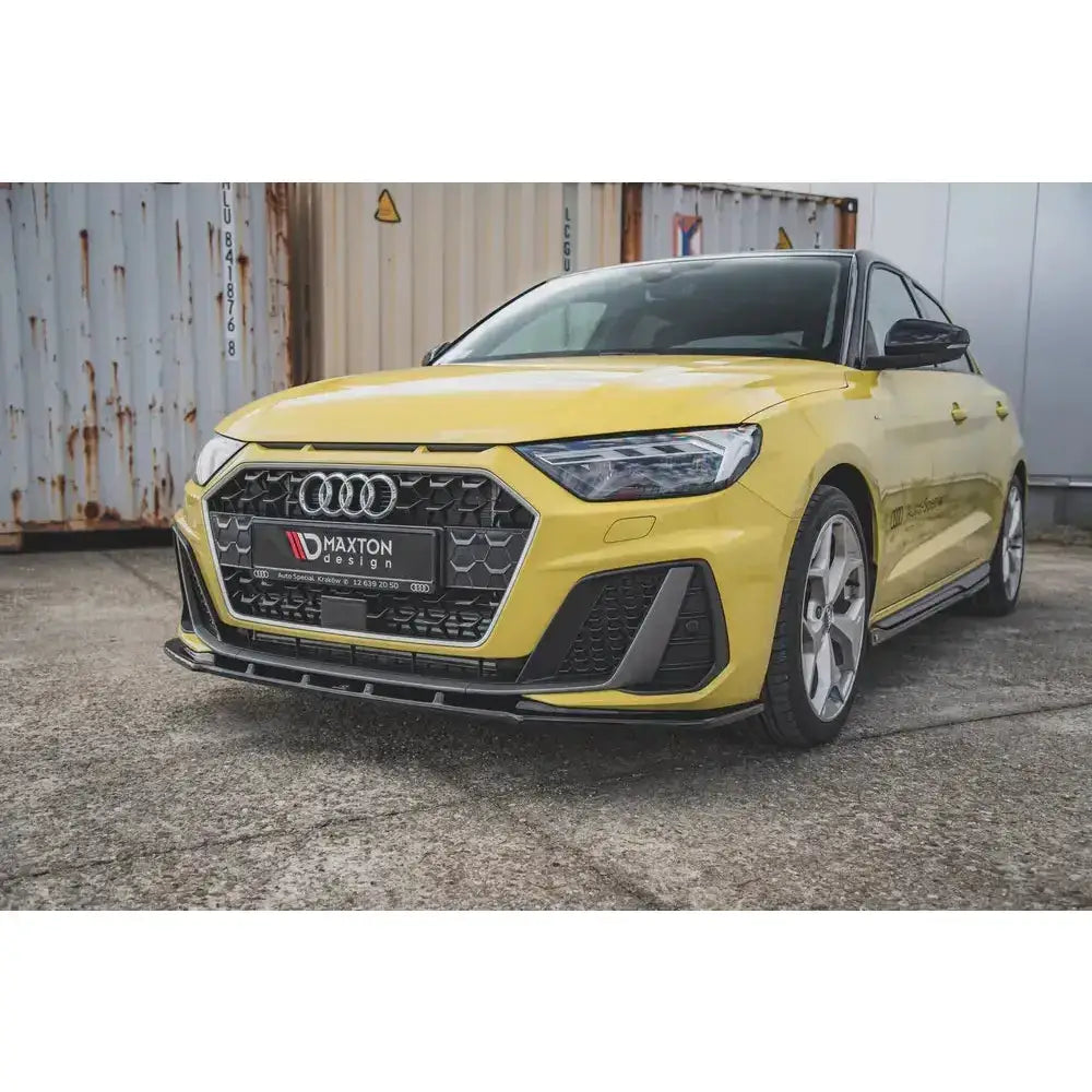 Front lip på Audi A1 S-Line GB i gul, sett skrått forfra med sort grill og sportslige detaljer.