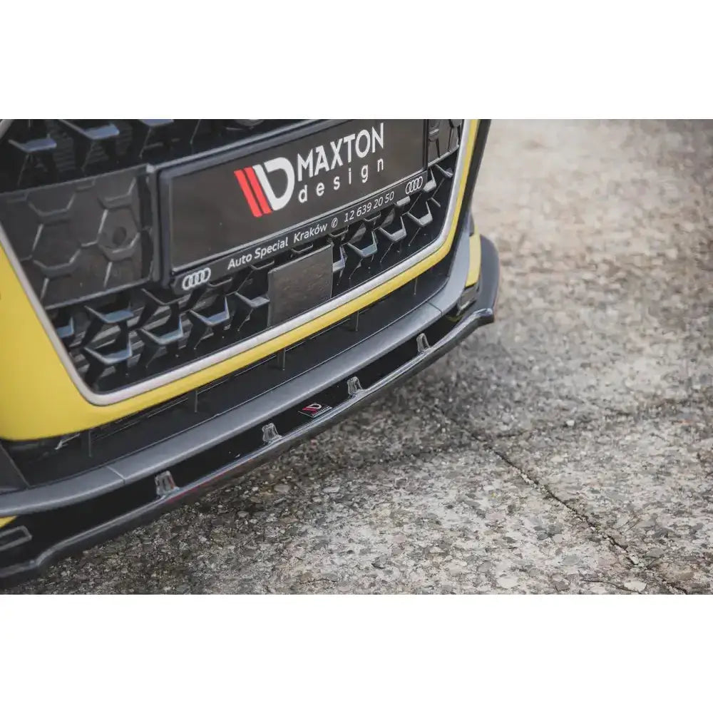 Frontleppe V.1 Audi A1 S-Line GB i sort plast, nærbilde med grill og Maxton Design-logo.