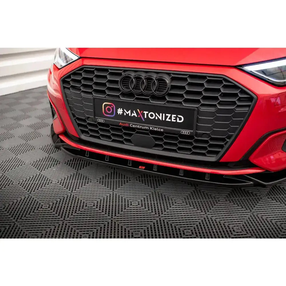 Frontsplitter på Audi A3 8Y med sort bikubemønstret grill og sportslige plastdetaljer.