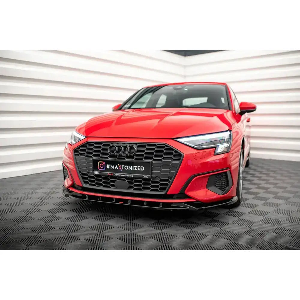 Front lip på Audi A3 8Y V.1, rød bil forfra med sort grill og skarpe LED-frontlykter.