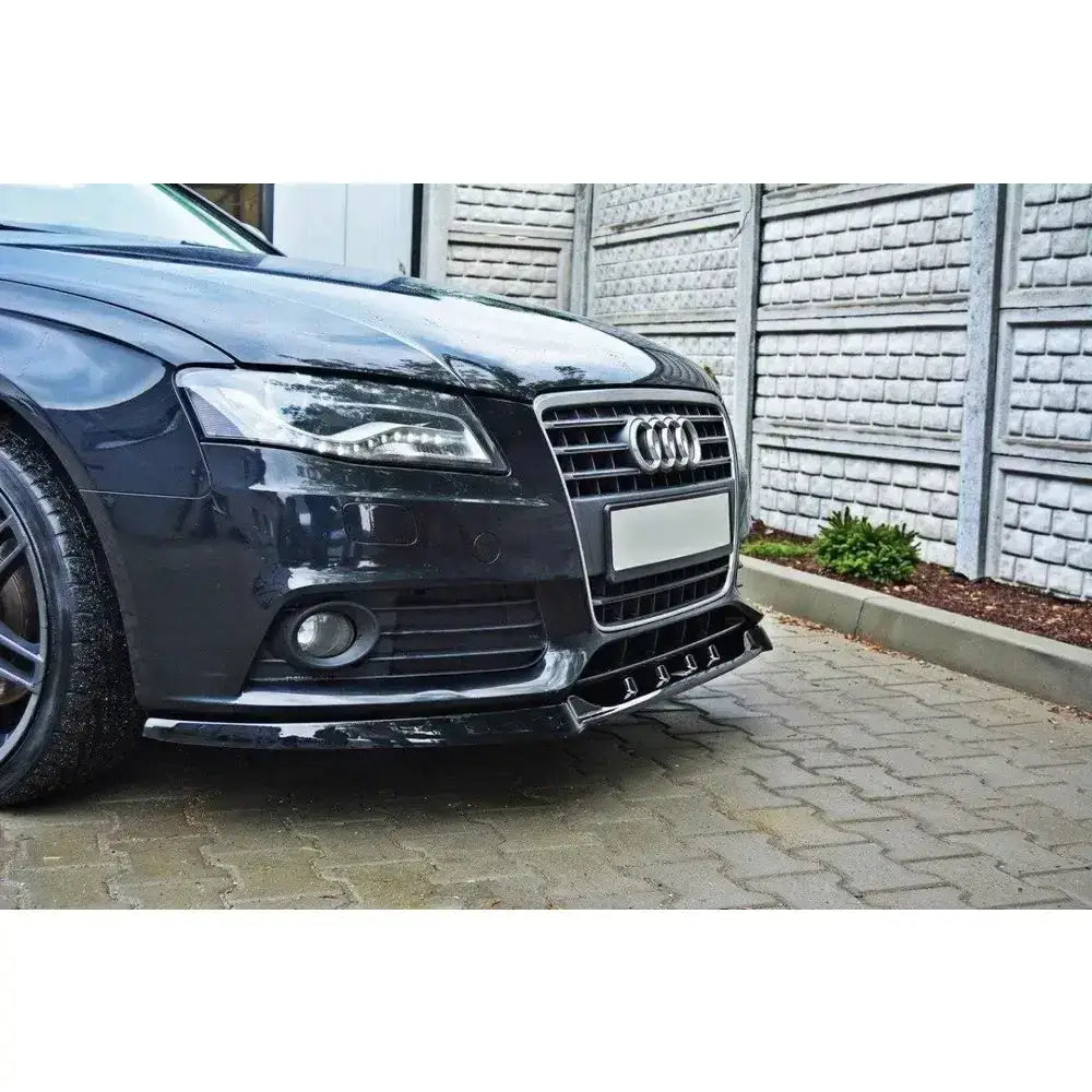 Frontspoiler til Audi A4 B8 V.1 montert under støtfanger, sett fra lav vinkel med synlige felger og grill.