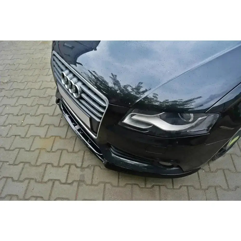 Front lip Audi A4 B8 vist skrått forfra med fokus på frontleppe, grill og høyre frontlykt.