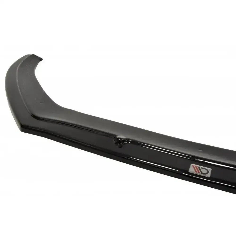 Frontspoiler til Audi A4 B8 FL, sort lakkert med detaljbilde av kant og sølv-rød logo.