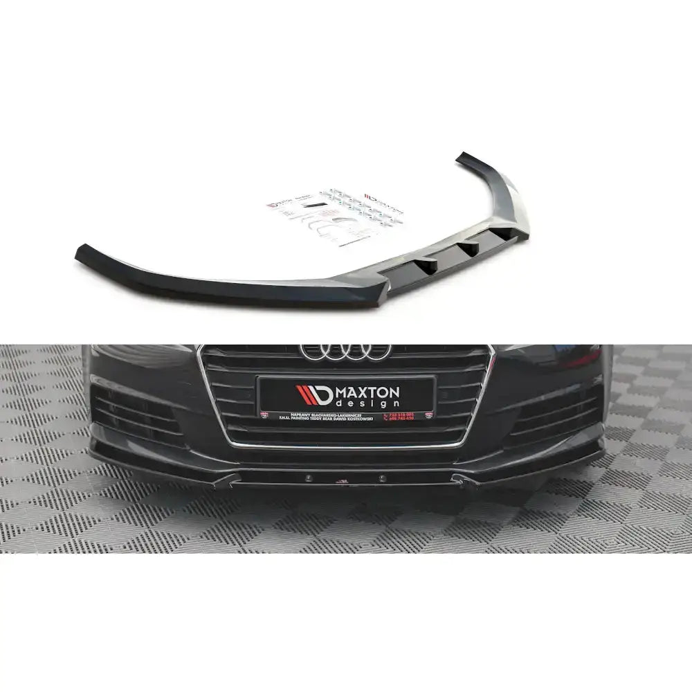 Frontleppe til Audi A4 B9 V.1 i sort plast, vist skrått med monteringsutstyr og montert på bilfront.