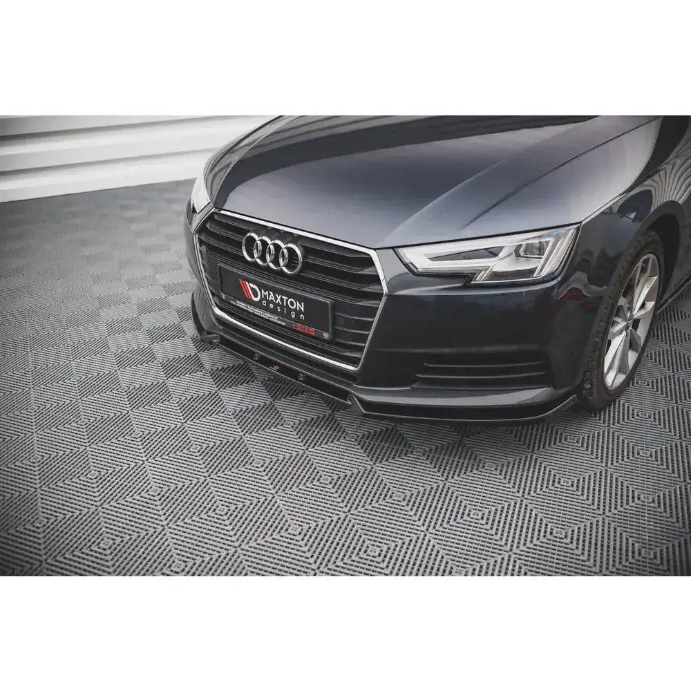 Frontsplitter til Audi A4 B9 V.1 montert under støtfanger på sort bil med sølv grill.