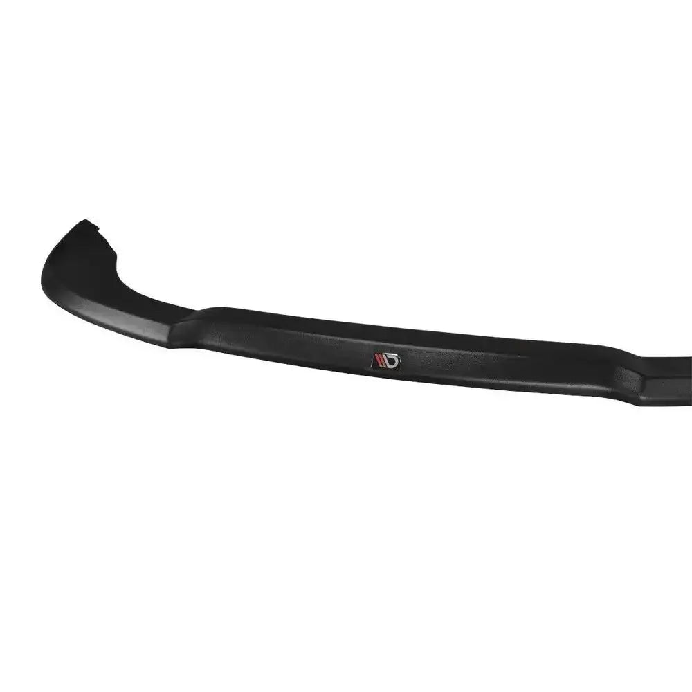 Front splitter til Audi A4 S-Line B6, svart buet plastdel med logo, sett fra skrå vinkel.
