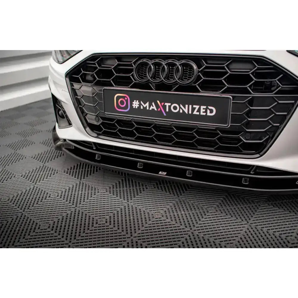 Frontsplitter til Audi A4 S-Line B9 Facelift med sort bikubemønstret grill og blank sort leppe.