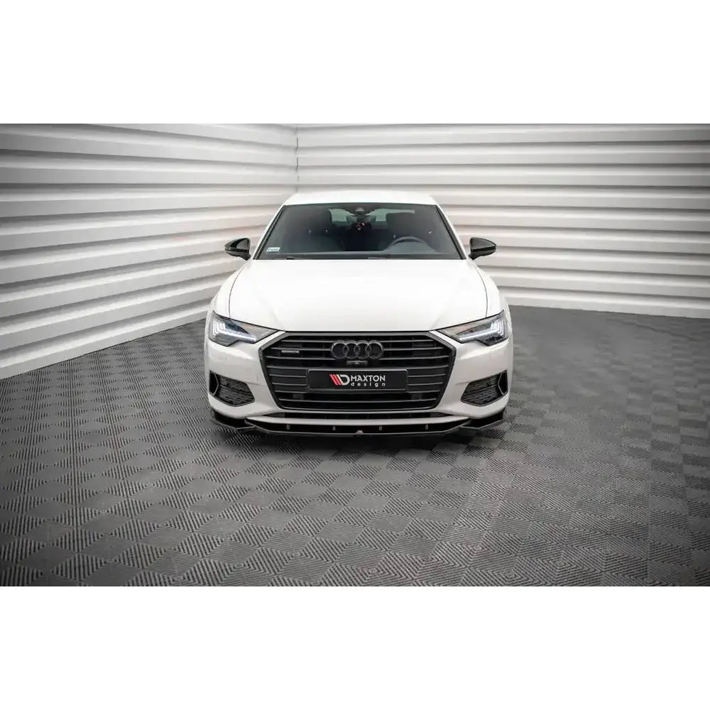 Frontspoiler til Audi A6 C8, hvit bil sett forfra med sort grill og Maxton Design-logo på skiltholderen.