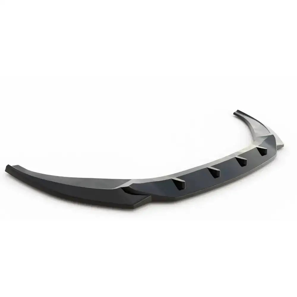 Front splitter Audi A6 C8 V.1 i svart plast med markerte vinkler sett fra skrått fugleperspektiv.