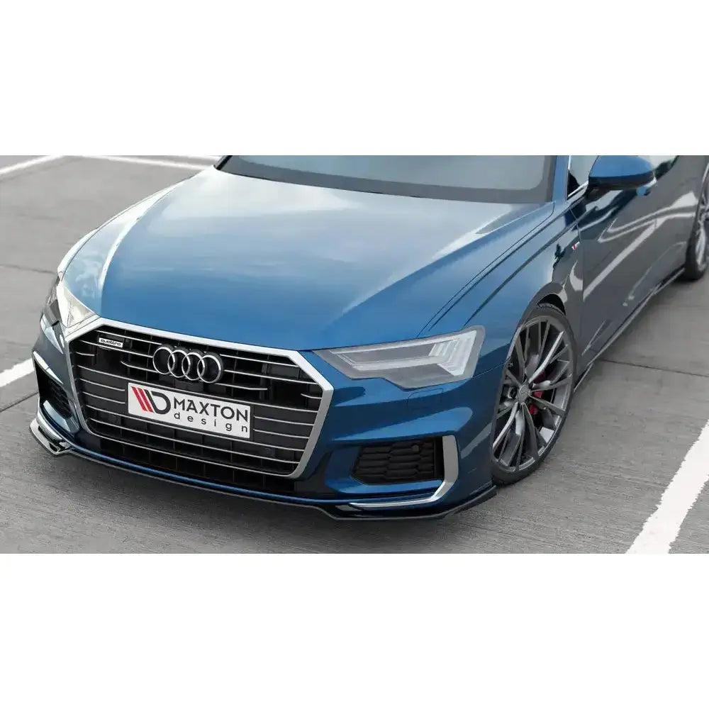 Front splitter på Audi A6 S-Line C8 i blå med sølv grill og sorte detaljer rundt frontfangeren.