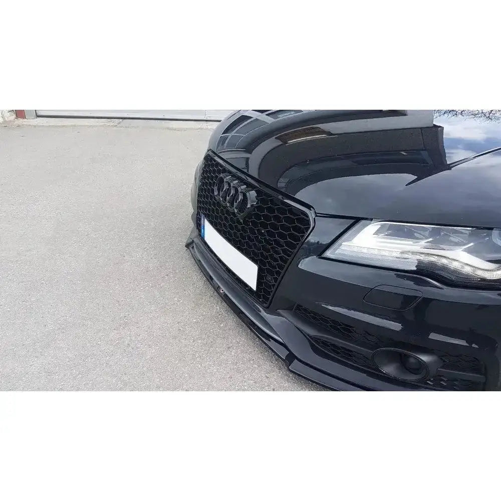 Front lip Audi A7 Mk1 S-Line i sort med heksagonalt gitter og blank finish sett fra skrå vinkel.