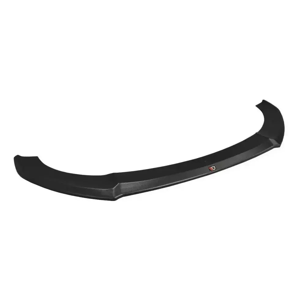 Front splitter Audi A7 Mk1 S-Line i sort plast, buet form, sett fra skrå vinkel med emblem synlig.
