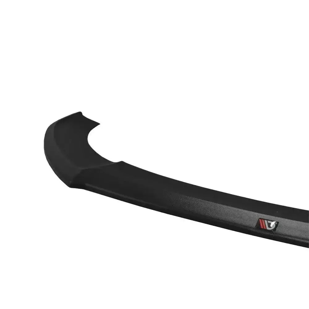 Frontspoiler Audi A7 Mk1 S-Line i sort matt plast, nærbilde med logo i rødt og hvitt på høyre side.