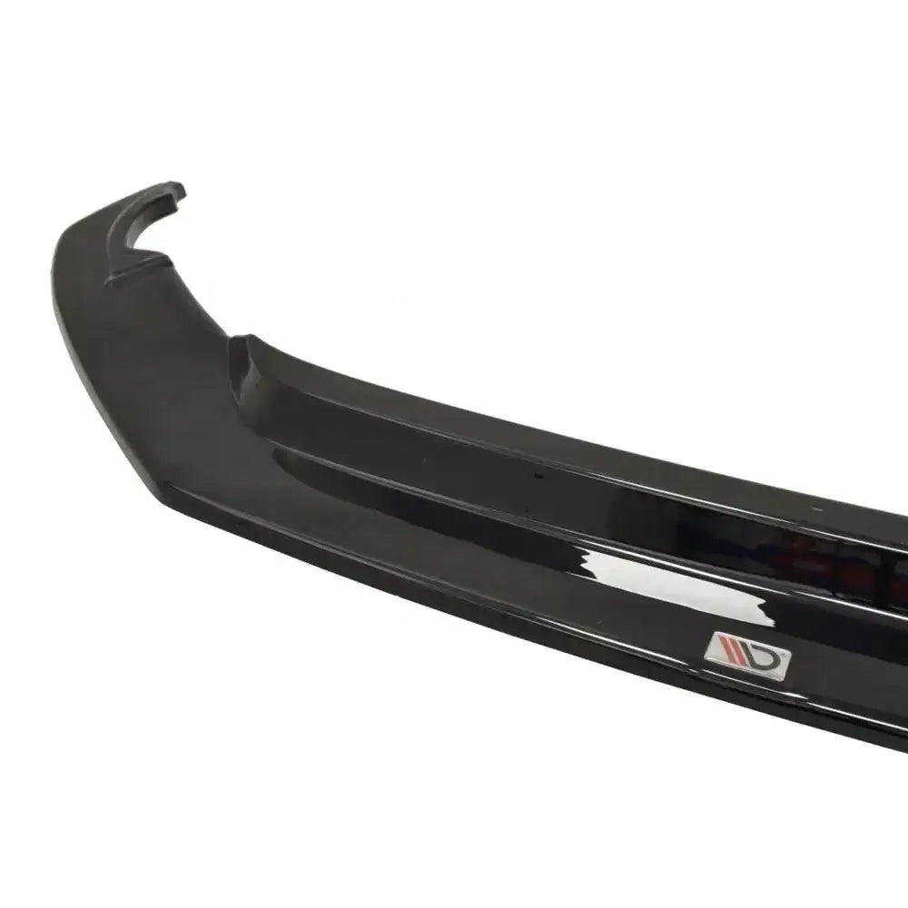 Frontsplitter Audi R8 II V.1 i sort, blank plast sett skrått ovenfra med liten logo og glanset overflate.