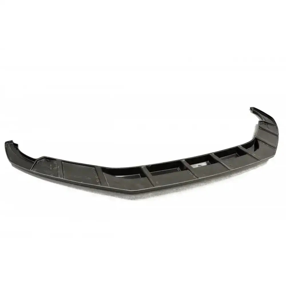 Front lip Audi R8 II V.1 i sort hardplast, skrå vinkel som viser ribbet og buet design mot hvit bakgrunn.