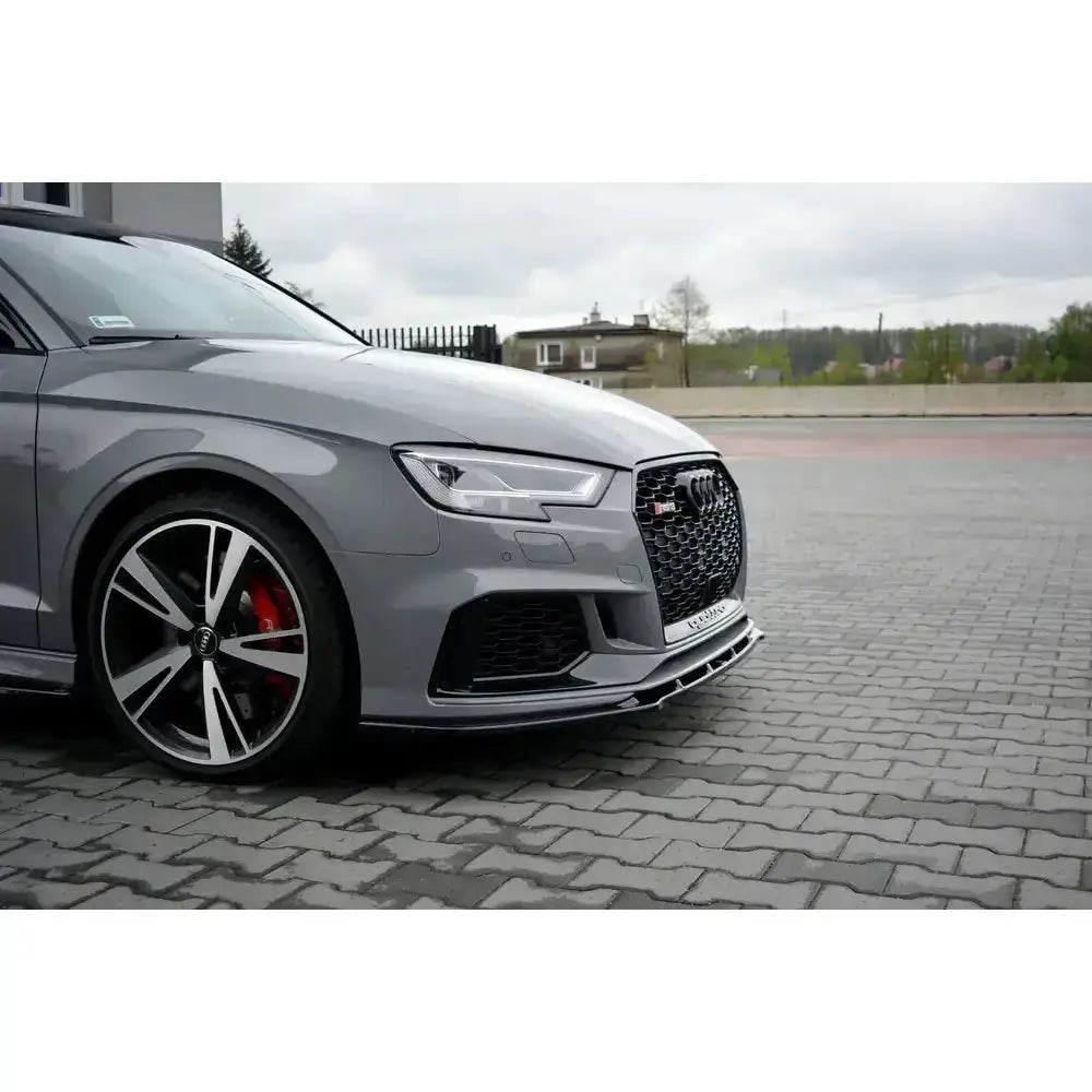 Front lip på Audi RS3 8V FL Sedan med svarte felger, rød bremsekaliper og markert frontspoiler.